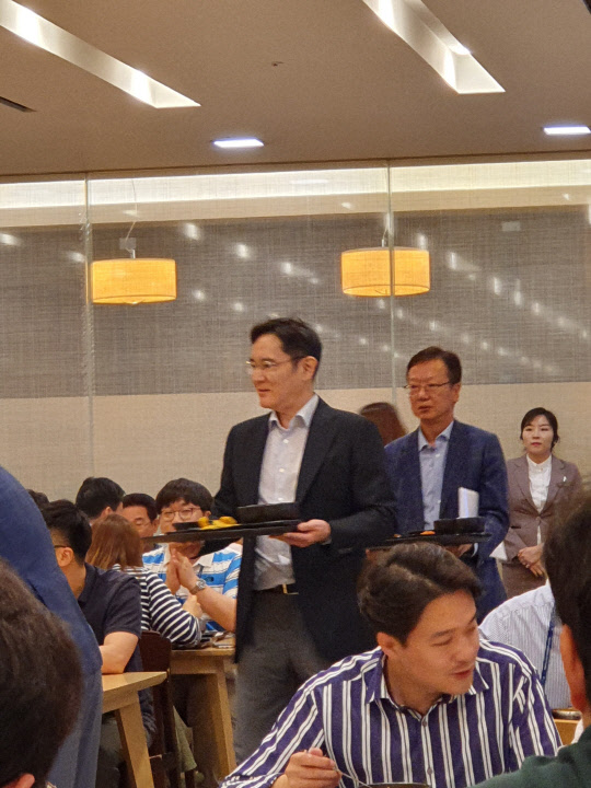 이재용 삼성전자 부회장(가운데)이 24일 서울 상일동 삼성물산 건설 부문 사옥에 방문해 주요 경영진과 비공개 간담회를 한 뒤 구내식당에서 식판을 들고 이동하고 있다. <출처=삼성물산 블라인드>